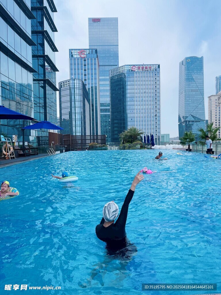 城市泳池中的歡樂時光