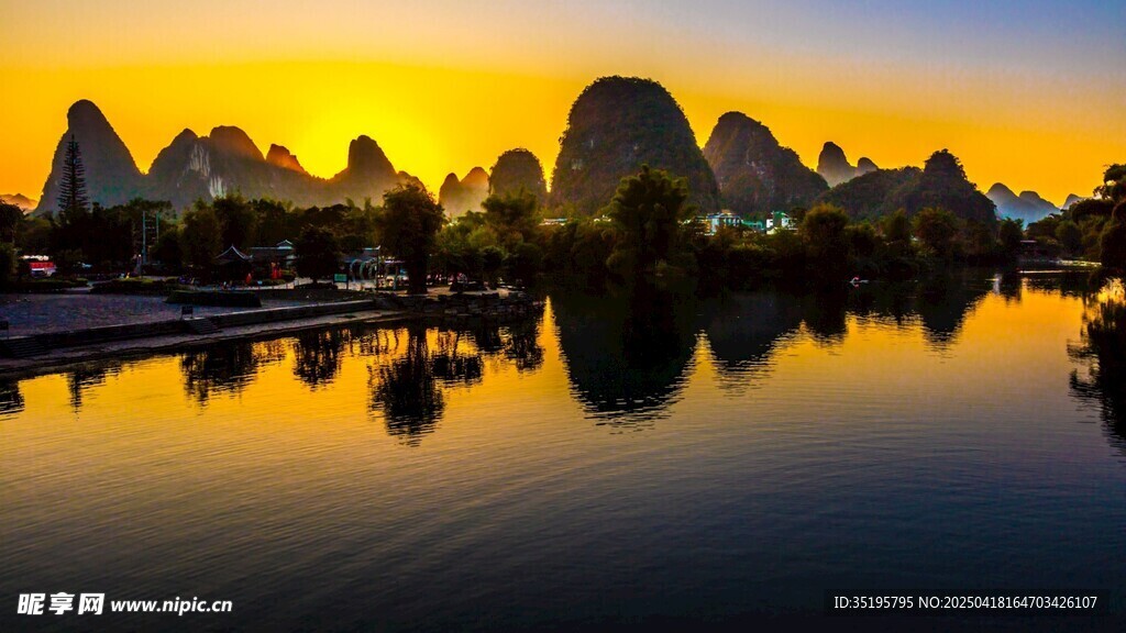 夕陽下的山水美景