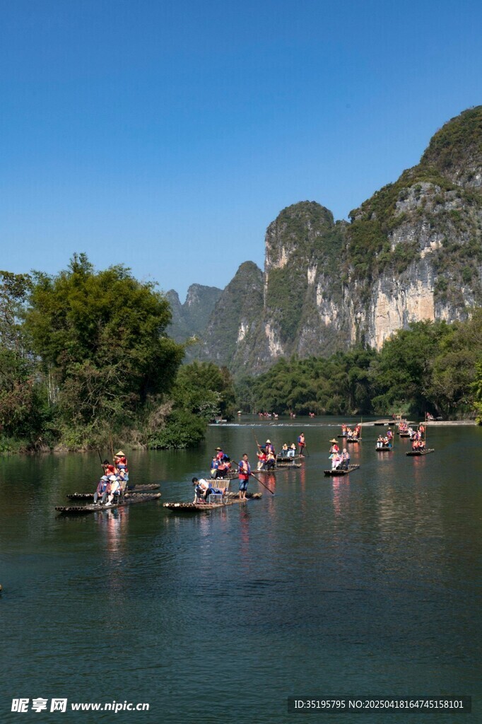 漓江竹筏游 山水如畫景