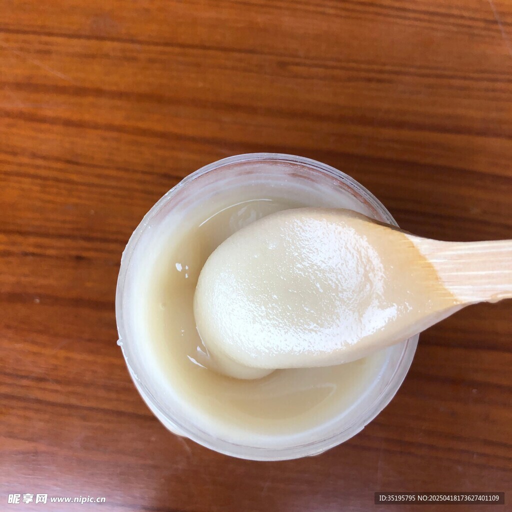 木勺舀取容器中的白色膏體