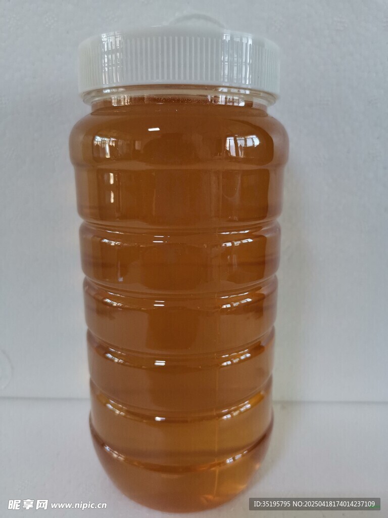 透明容器中的琥珀色液體