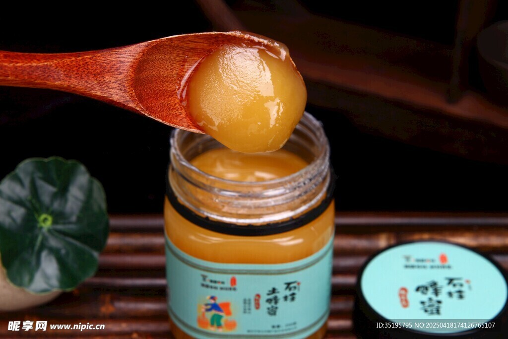 木勺舀取罐中天然蜂蜜