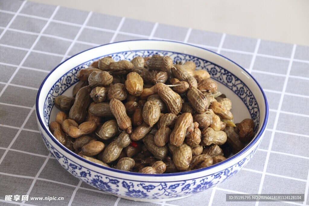青花瓷碗中的美味花生米