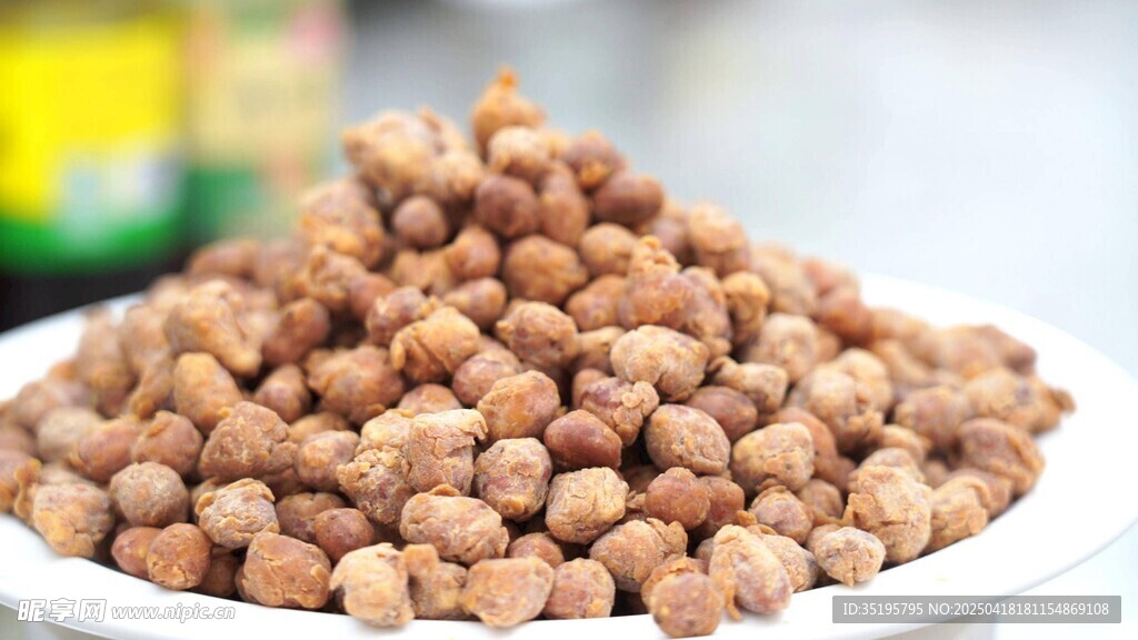 一盤飽滿的褐色豆子