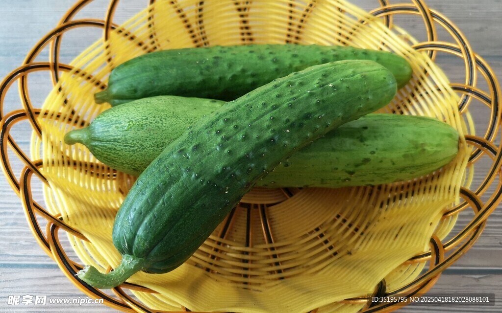 竹籃中的鮮綠黃瓜
