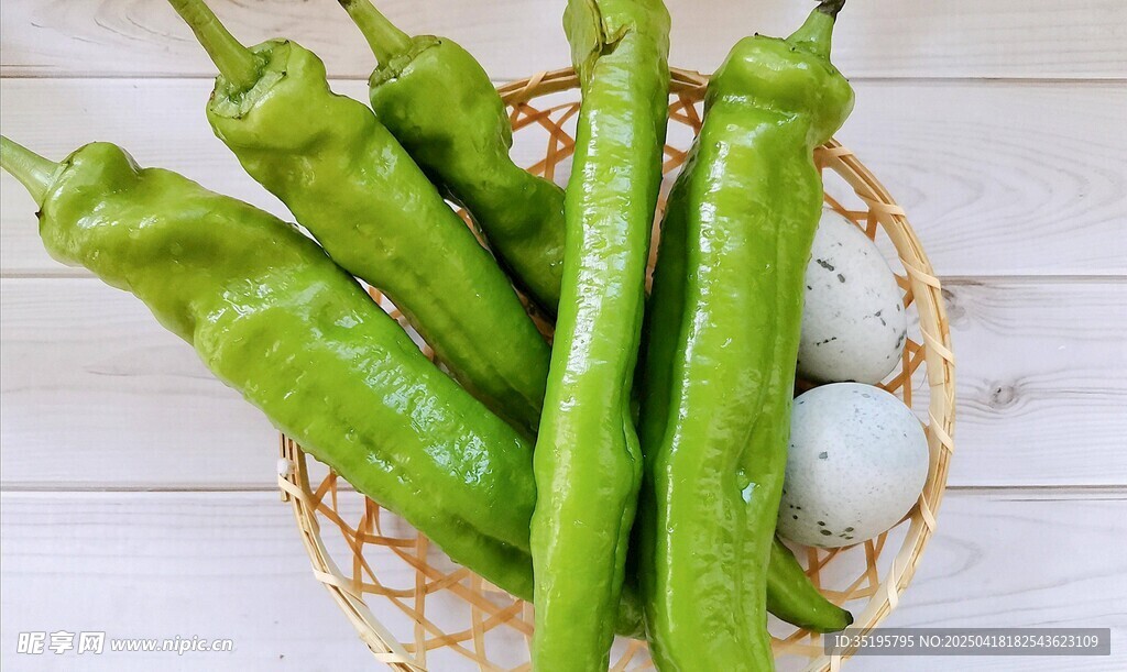 竹籃里的鮮綠尖椒與雞蛋
