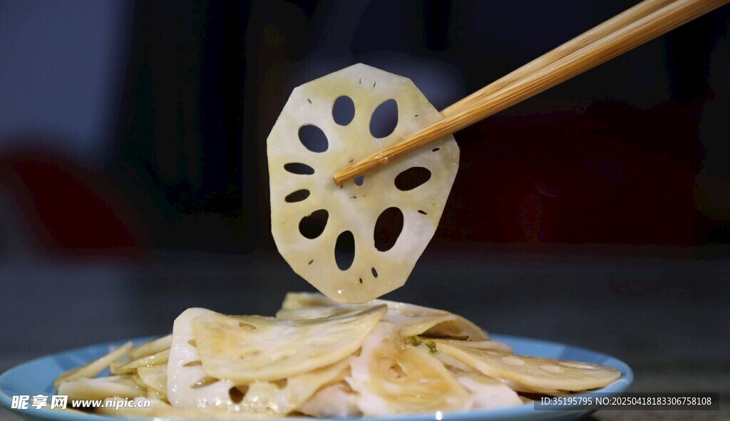 筷子夾起的美味蓮藕片