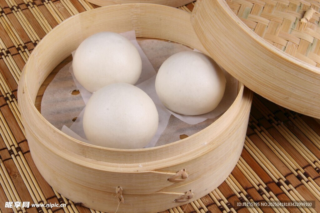 竹制蒸籠里的美味白湯圓
