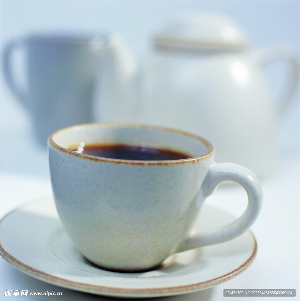 精致白瓷咖啡杯與碟