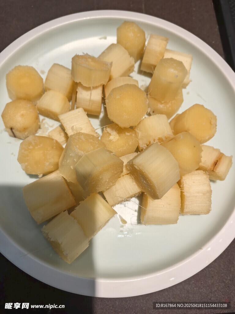 盤中切好的甘蔗