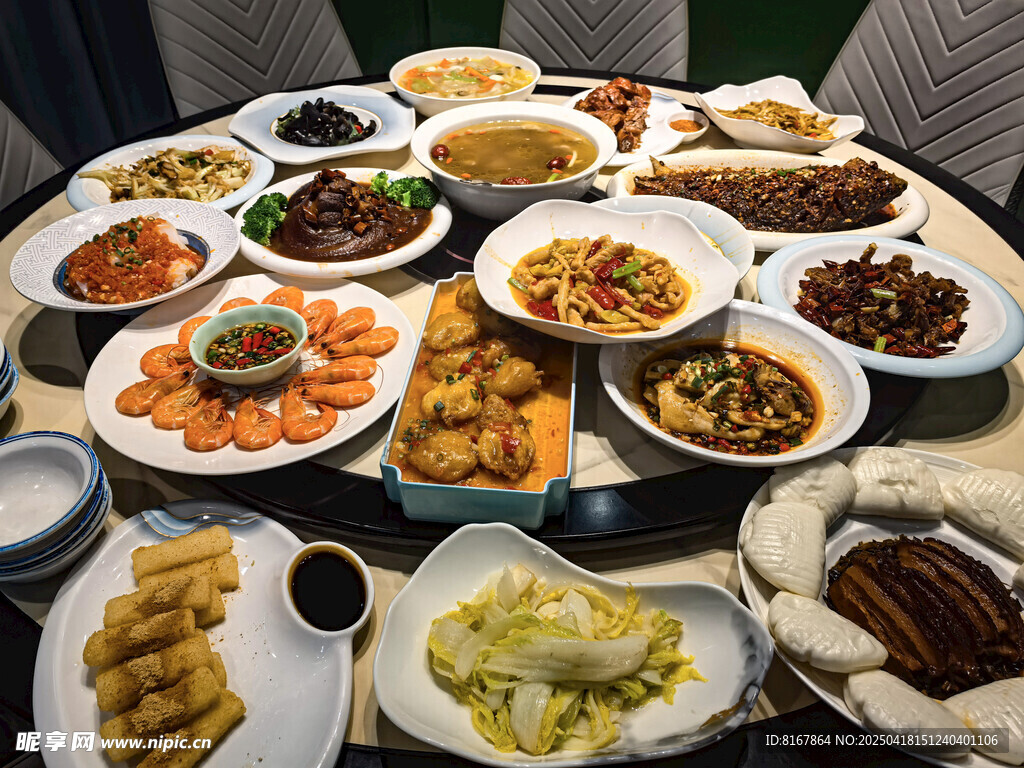 豐盛美食盛宴擺滿餐桌