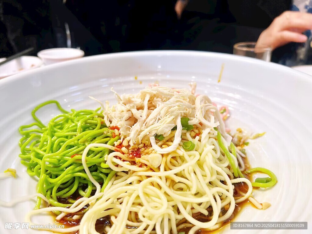 美味涼拌面 色彩豐富誘人