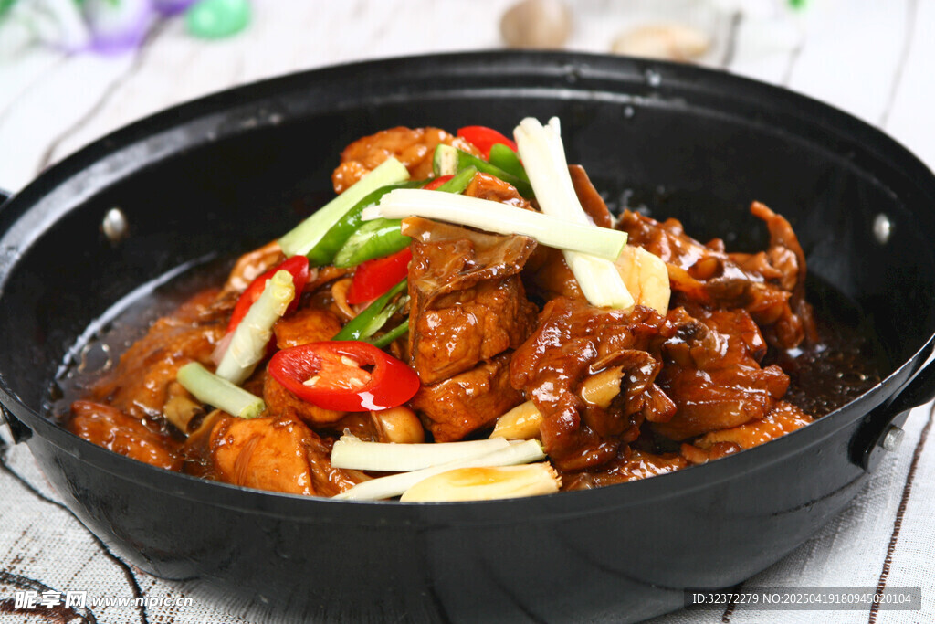 美味黑鍋燉雞肉