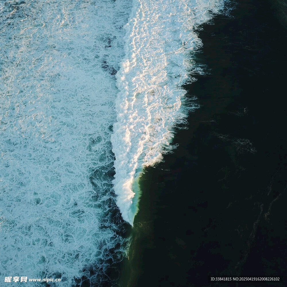 海浪拍岸景象