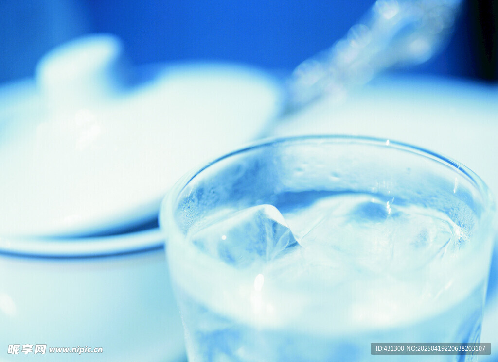 透明玻璃杯中裝著清澈涼水