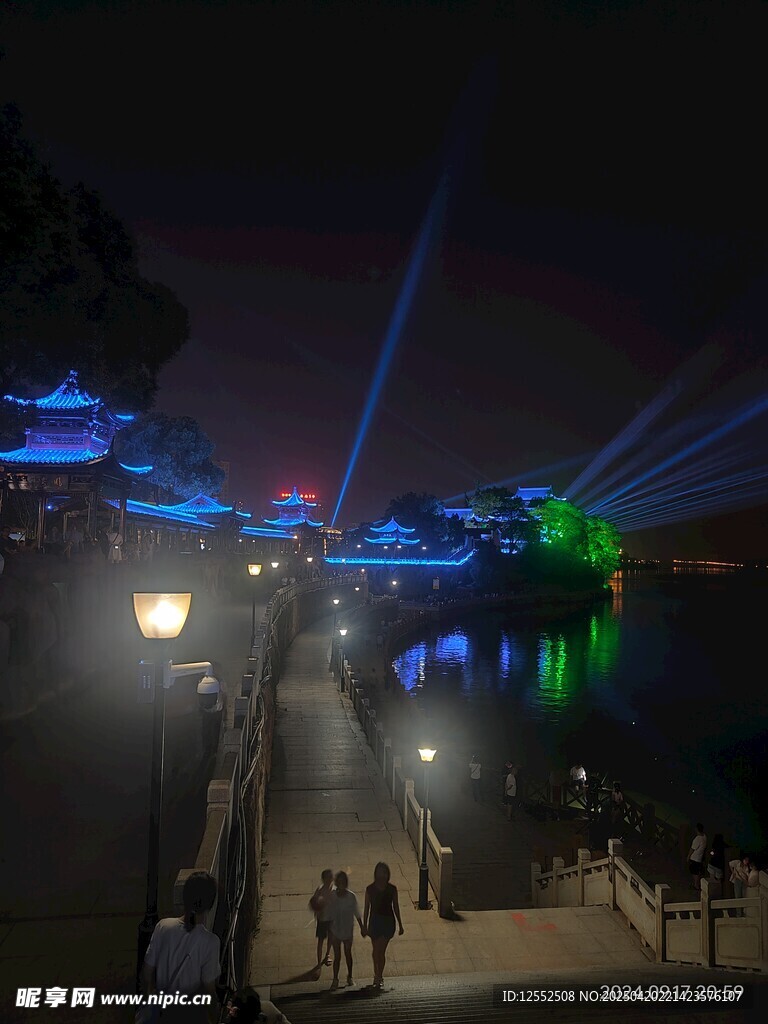 夜晚湖邊絢麗燈光秀