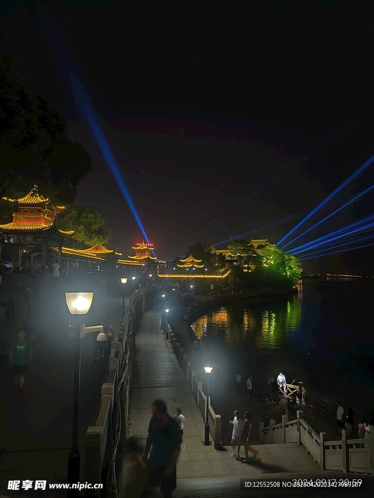 夜晚湖邊燈光秀
