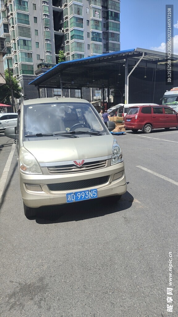停車場中的銀色面包車