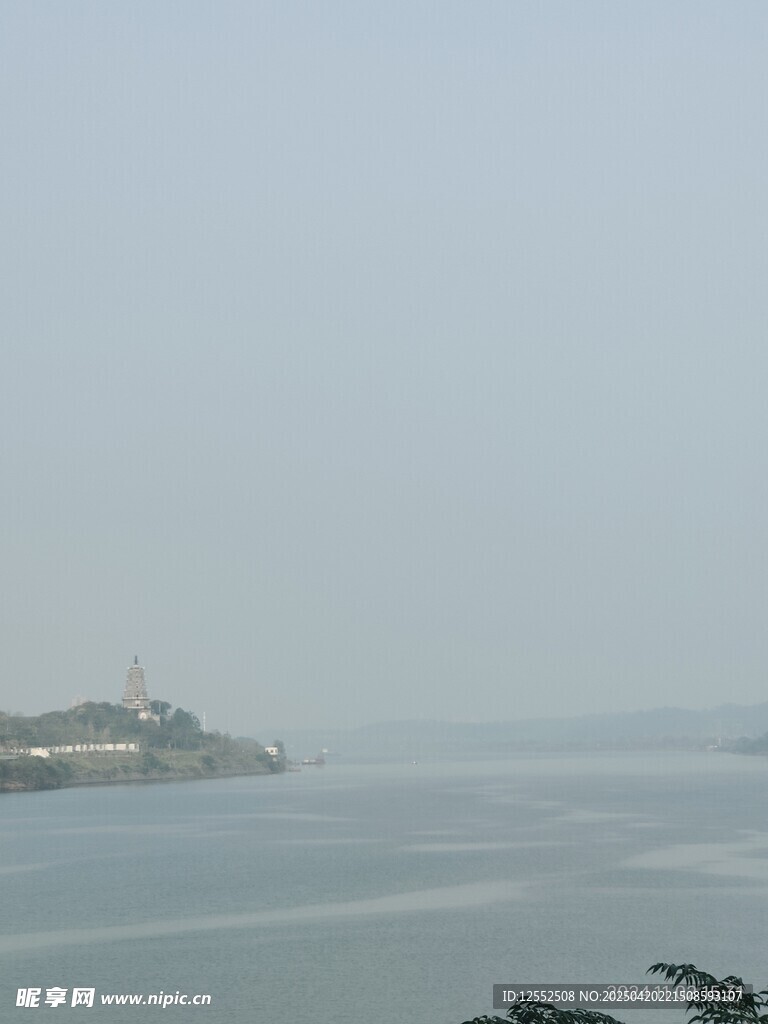 霧中水域與遠處島嶼景觀