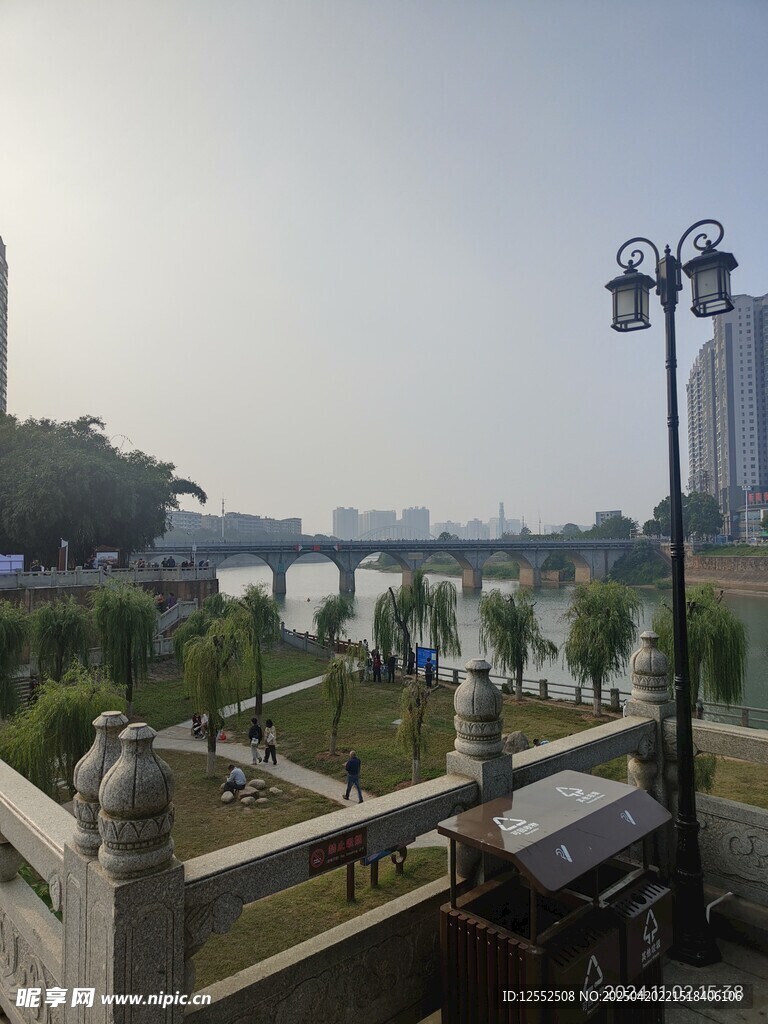 河畔城市景觀風光