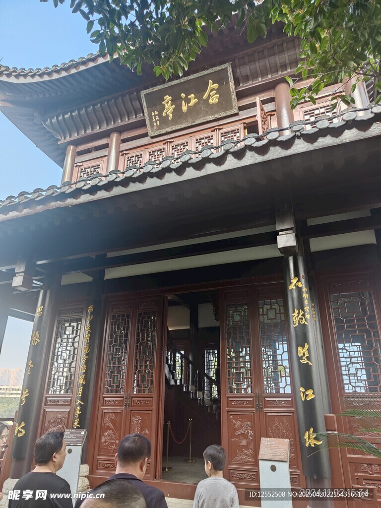 古雅中式建筑前的人群