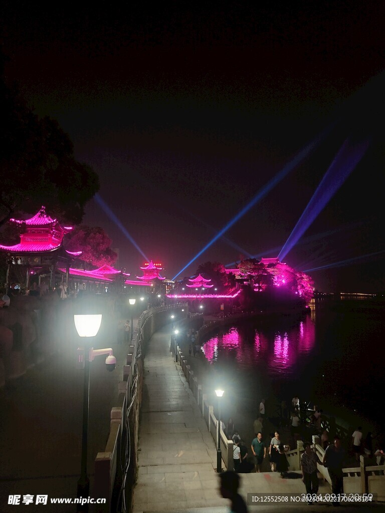 湖畔夜景燈光秀
