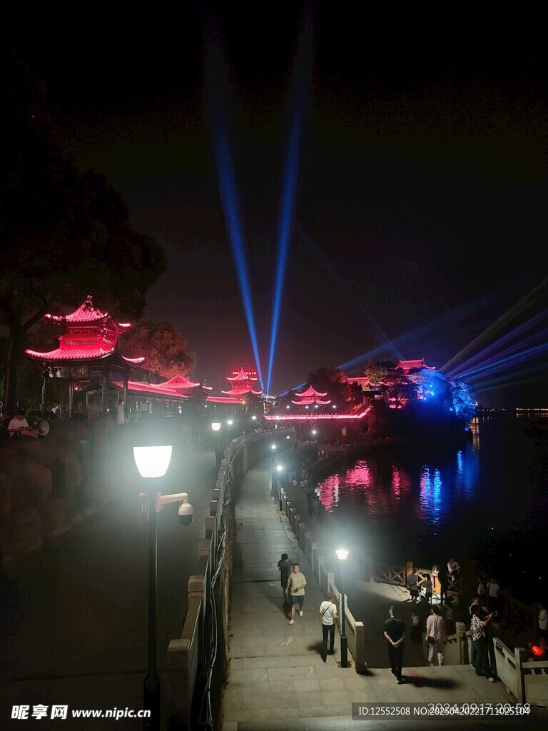 湖畔夜景燈光秀