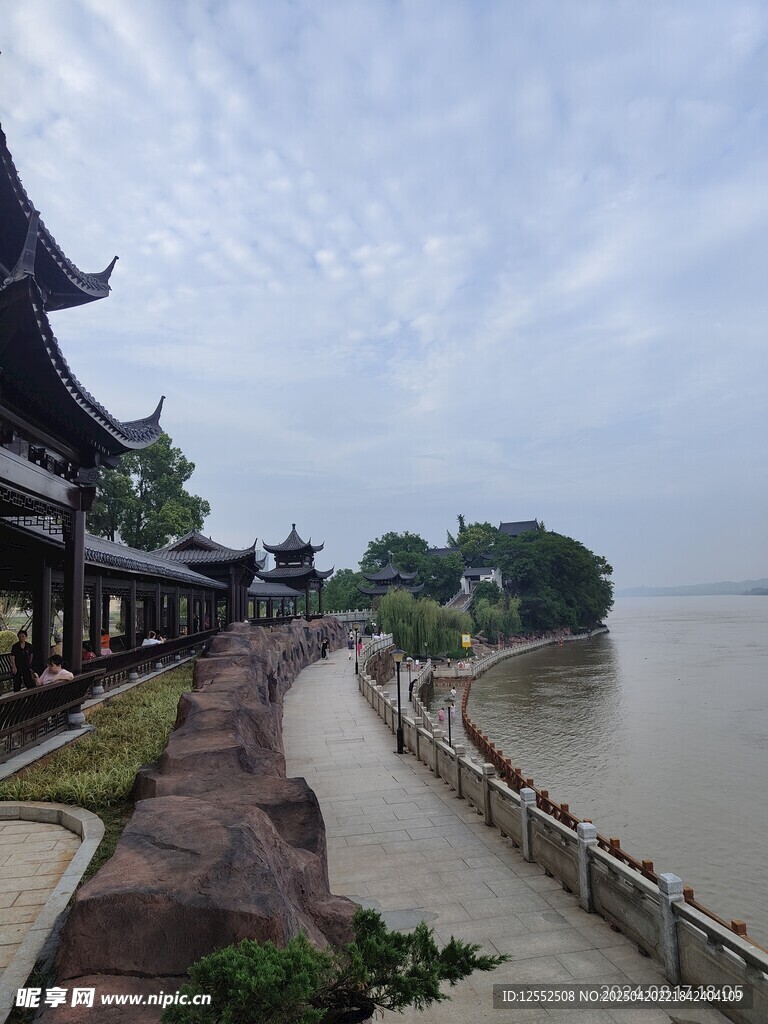 江邊中式古建筑風景
