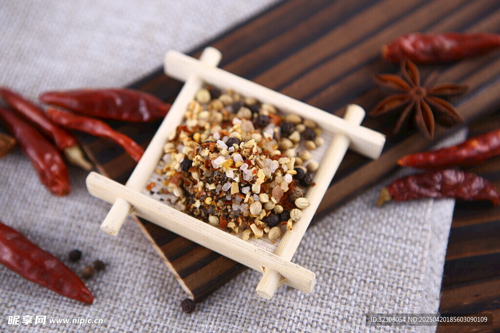 木制托盤上的混合香料