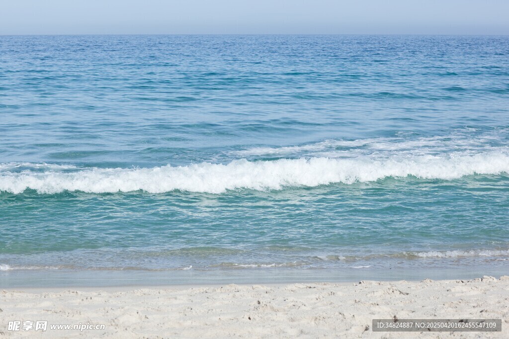 海邊美景海浪輕拍沙灘
