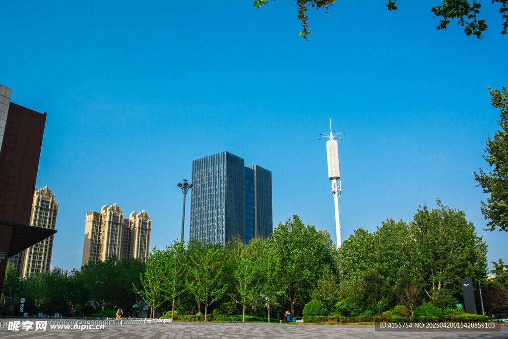 城市綠樹間的高樓景致