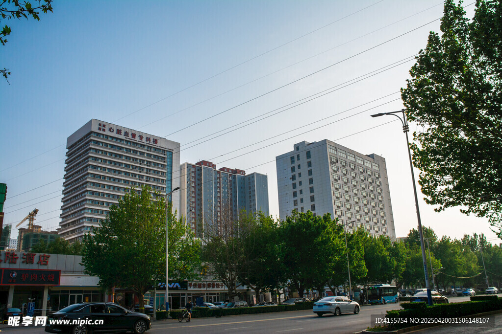 城市街道旁的高樓景觀