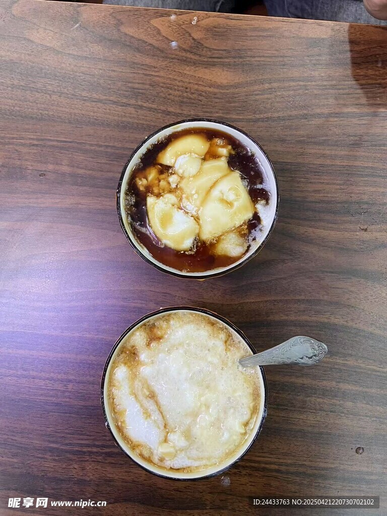 兩杯美味咖啡與甜點(diǎn)