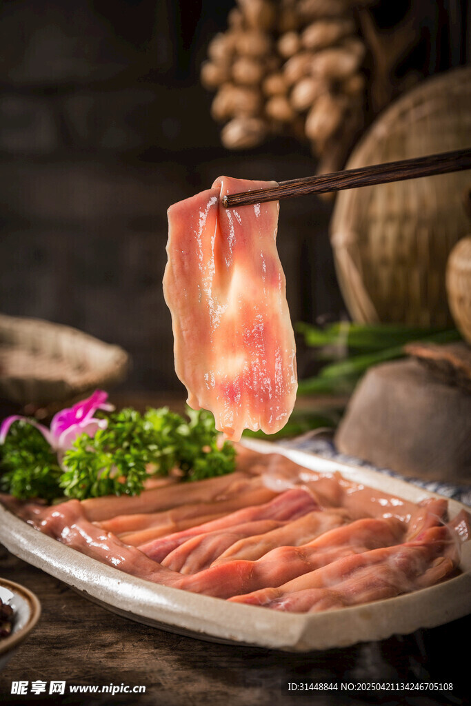 筷子夾起美味培根肉片