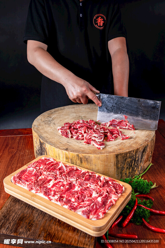 廚師切制新鮮肉片