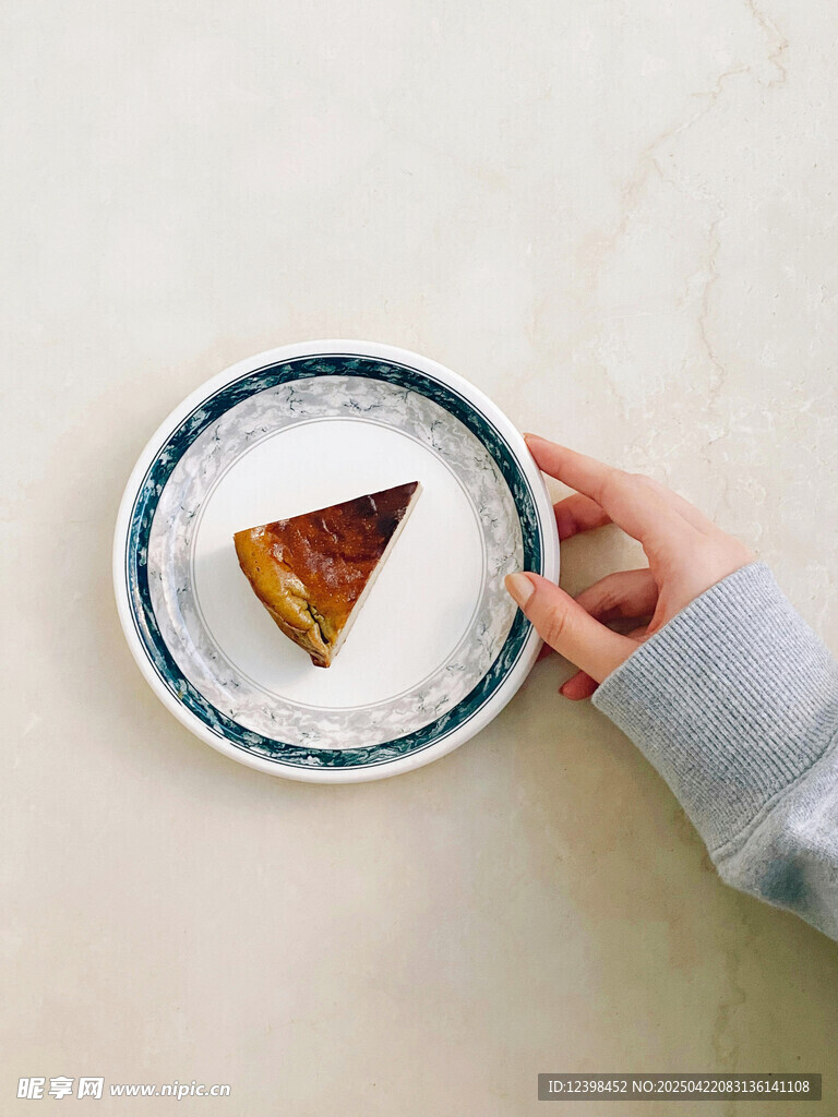 手拿盤中美味蛋糕切片