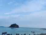 海邊風景 遠處孤巖與游人