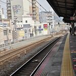 城市中的火車(chē)站臺(tái)景象