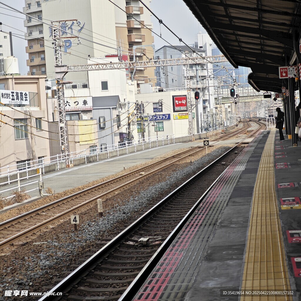 城市中的火車站臺(tái)景象