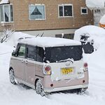 雪后停在屋前的粉色小車(chē)