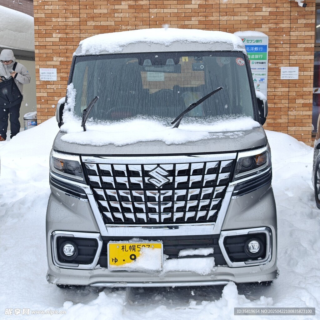 雪地中的銀色面包車