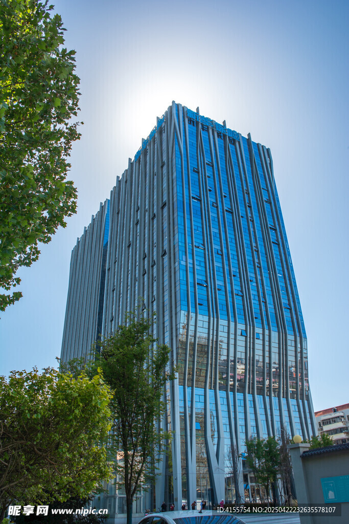 現代玻璃幕墻高樓建筑