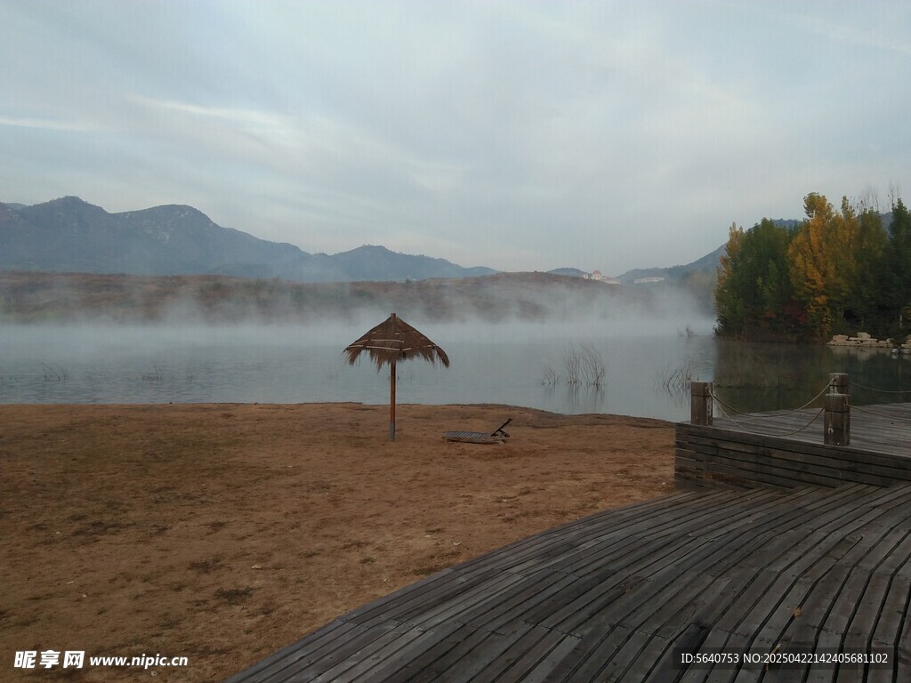 湖畔沙灘小亭朦朧美景