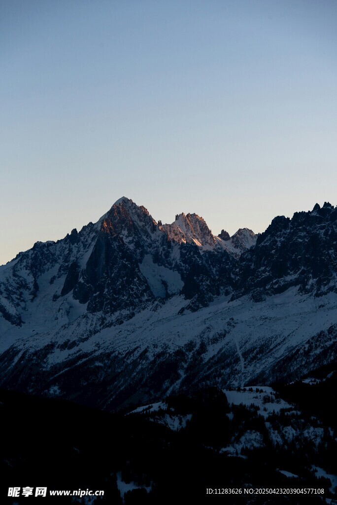 雪山晨曦美景