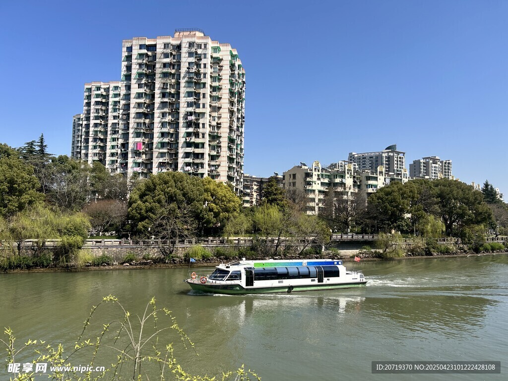 河畔游船與高樓景致