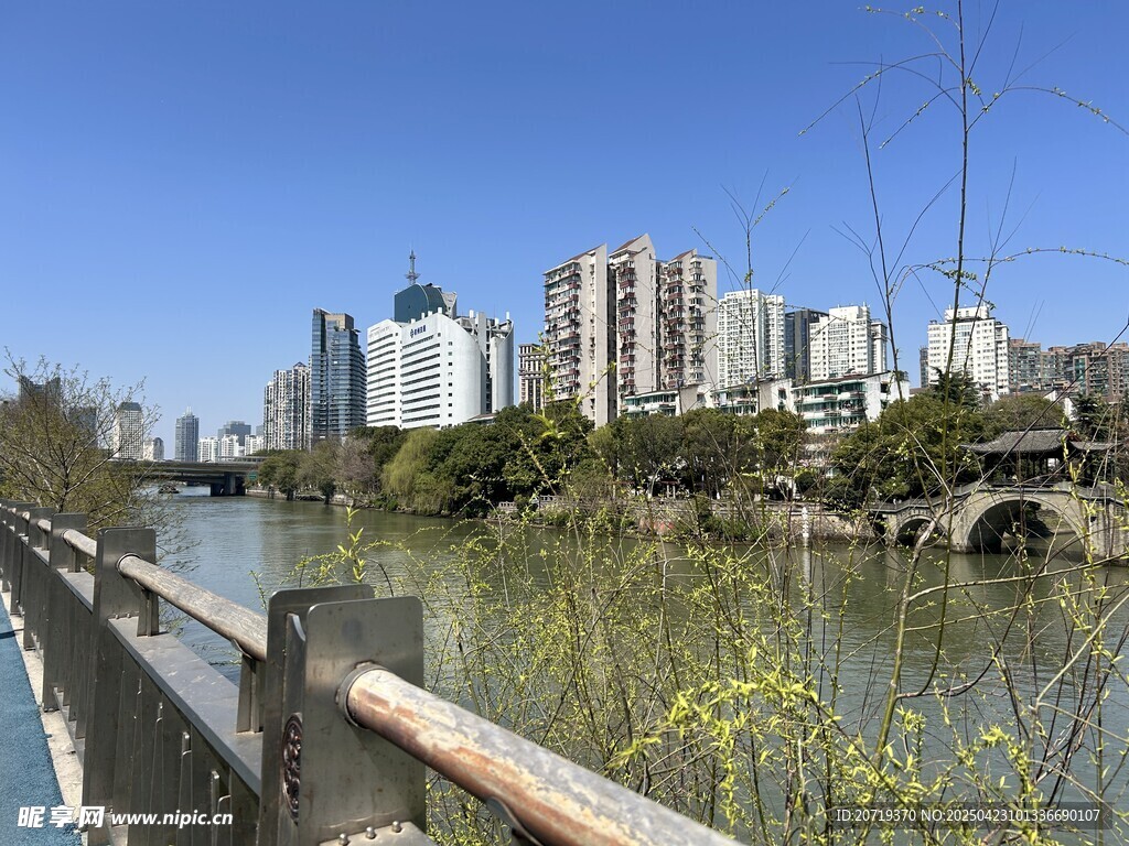 河畔城市風光美景