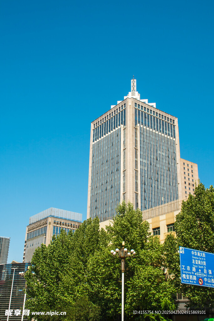 城市高樓與綠樹(shù)相映成景