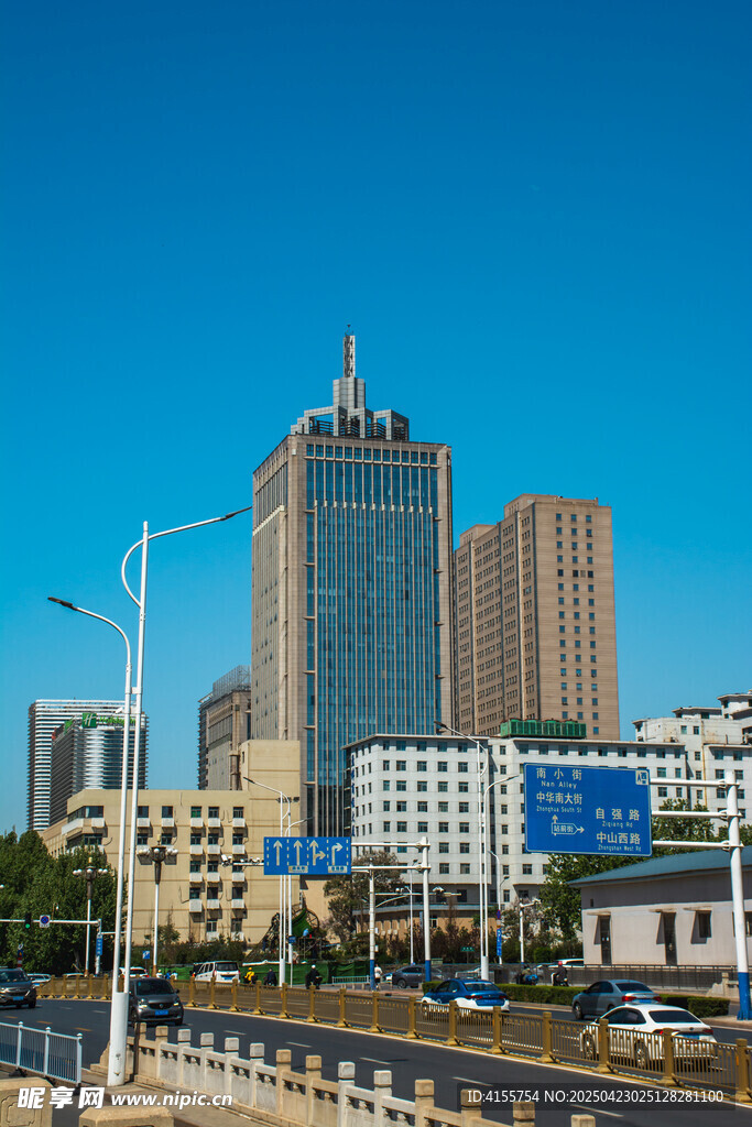 城市高樓與道路景觀