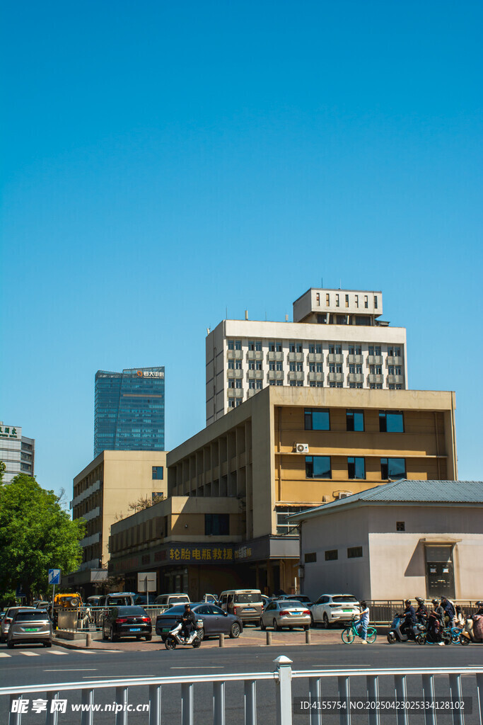 城市街景中的建筑與車流