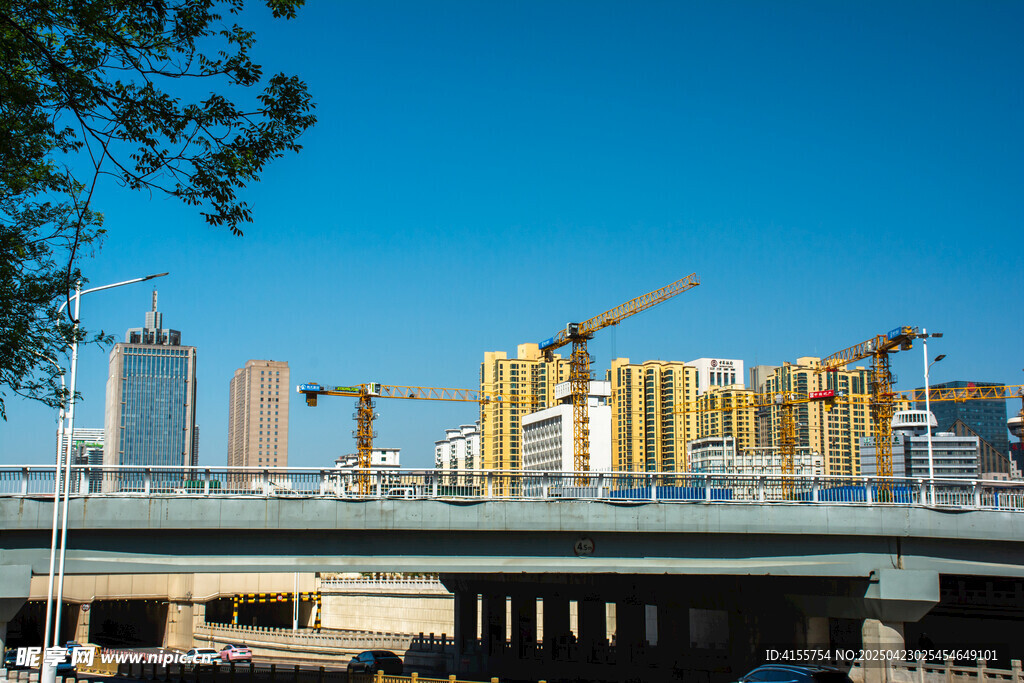 城市建設中的橋梁與塔吊